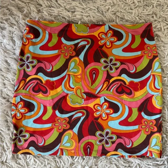 Colorful Retro Patterned Mini Skirt - Picture 2 of 3